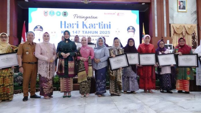 tp pkk kalsel berikan penghargaan untuk kartini banua