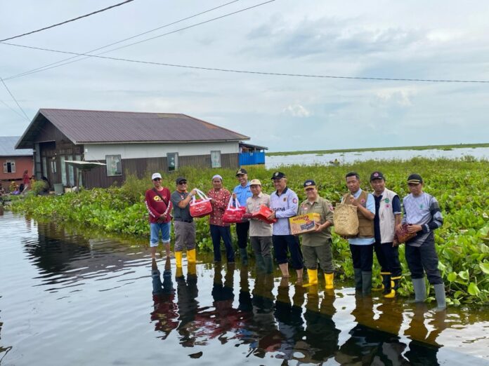 penyaluran bantuan kepada warga terdampak banjir di Kabupaten HSU Warga terdampak banjir