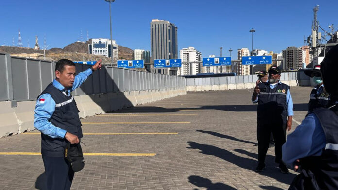 lempar jumran di area jamarat area jamarat