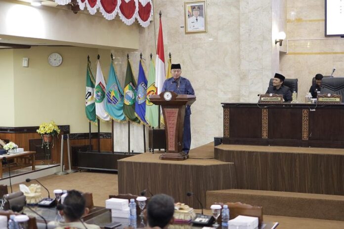 photo_2025-05-19-15.52.49-768x512 Gubernur Sampaikan Raperda RPJMD 2025-2029 dan Revisi Usaha Pertambangan