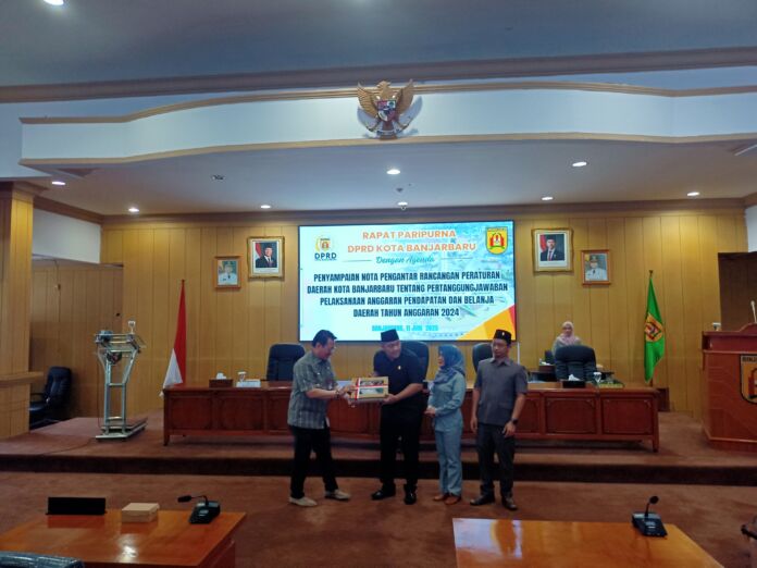 Penyerahan nota pengantar raperda pertanggungjawaban APBD TA 2024
