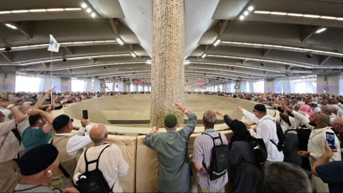 Jemaah haji 1446 H dari berbagai negara sedang lontar jumrah haji 1446 H