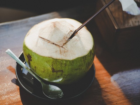 air-kelapa-foto-pexelscom-thunyarat-klaiklang-1748274135225 7 kondisi yang tak dianjurkan minum air kelapa