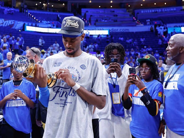 shai-gilgeous-alexander-resmi-terima-penghargaan-mvp-pertamanya Shai Gilgeous-Alexander Raih Penghargaan MVP NBA