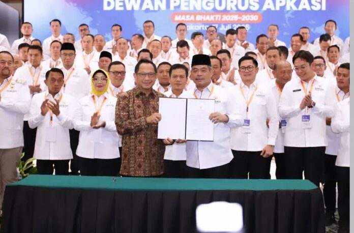 68a281af32d0638138898933015f7eeb Mendagri Lantik Pengurus APKASI Masa Bakti 2025-2030