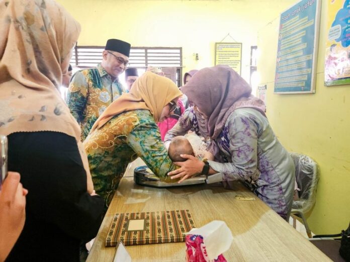 ELH menimbang bayi di kelas ibu balita Kelas Ibu Balita
