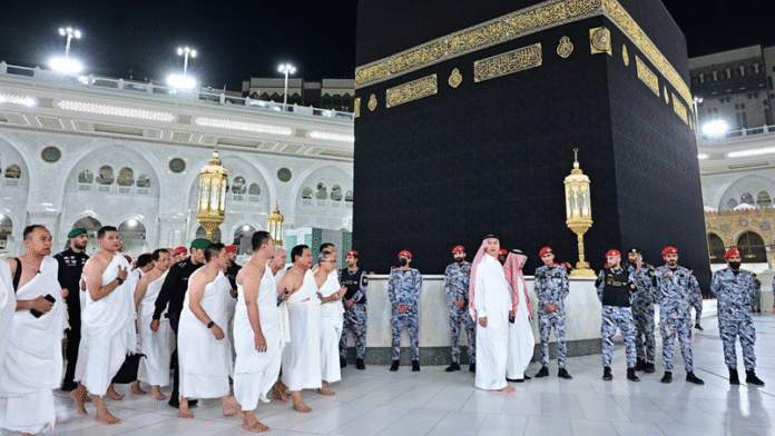 presiden lambaikan tangan kepada jemaah Indonesia di Masjidil Haram.
