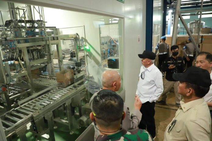 gubenrur tinjau pengelolan air minum kemasan