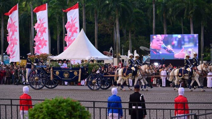 Kirab Budaya Hantarkan Duplikat Bendera Merah Putih dan Teks Proklamasi Kembali ke Monas