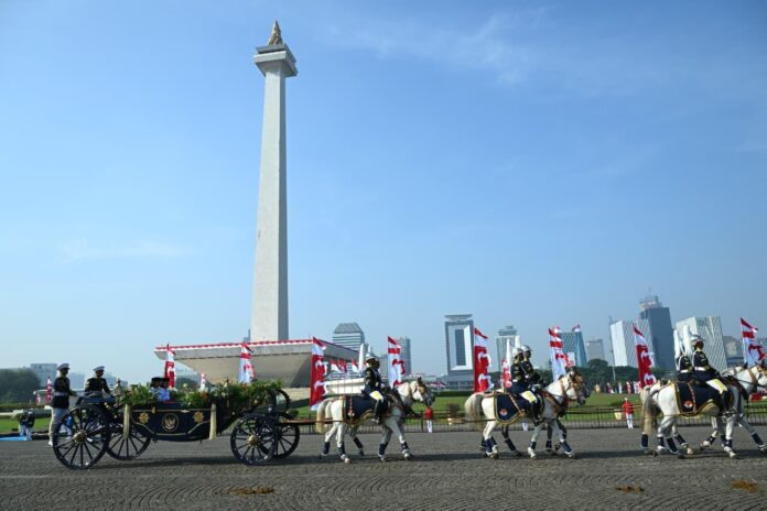Kirab Bendera Pusaka Warnai Pembukaan Peringatan HUT ke-80 Kemerdekaan RI