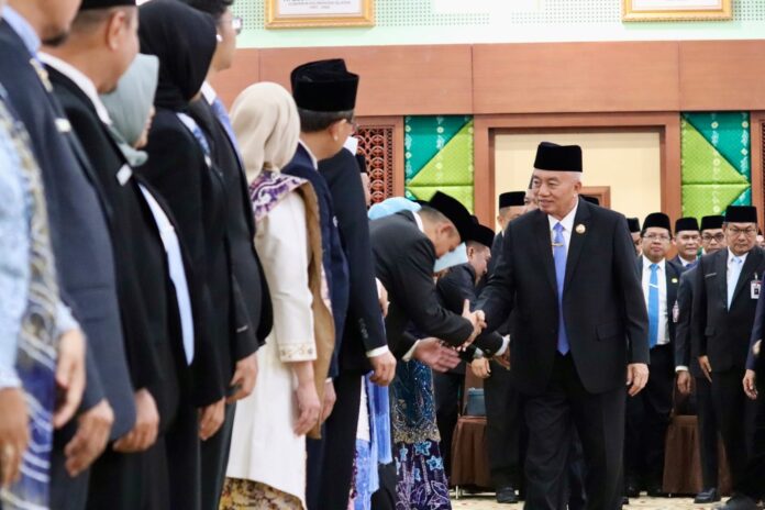Gubernur Muhidin Lantik 11 Pejabat Baru, Ingatkan Jabatan Bukan Hadiah