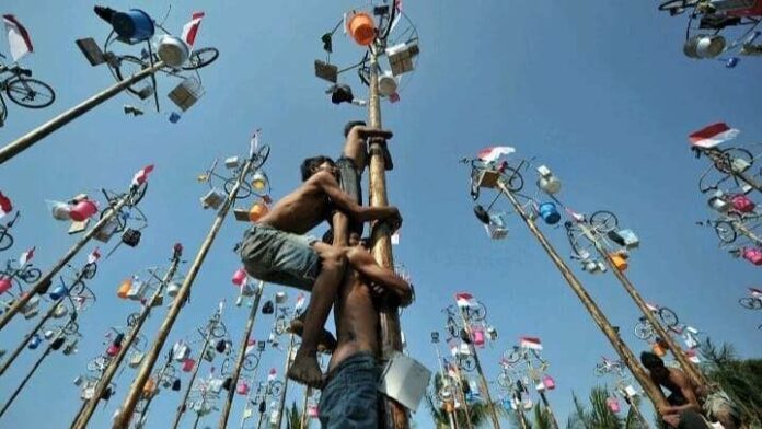 Sejarah dan Makna Lomba Panjat Pinang di Indonesia