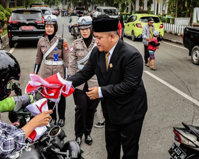 Bagikan Bendera Untuk Pengguna Jalan, Gusti Rizky Apresiasi Pemko Banjarbaru 