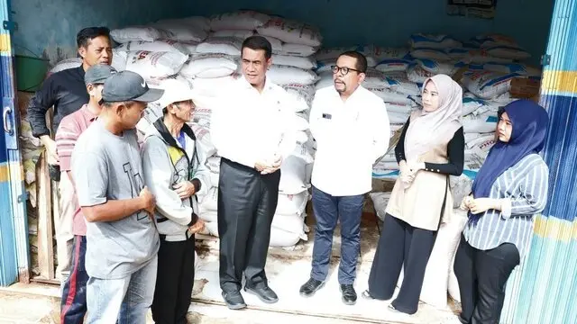 image Mentan Amran Pastikan Penurunan Harga Pupuk 20 Persen Sesuai Perintah Presiden Prabowo