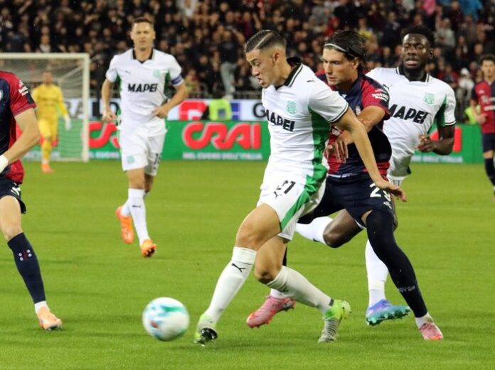jay-idzessassuolocagliari-vs-sassuololiga-italiaserie-ahasil-serie-a-1761853267862_43 Sassuolo Tundukkan Cagliari 2-1, Jay Idzes Tampil Solid di Lini Belakang