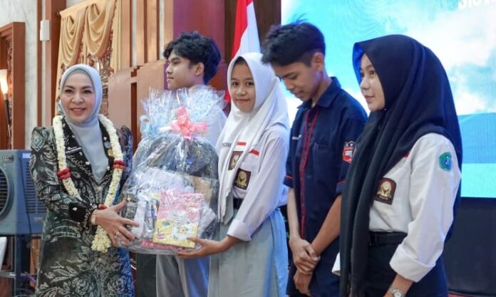 Ketua PKK Kalsel serahkan BSKM