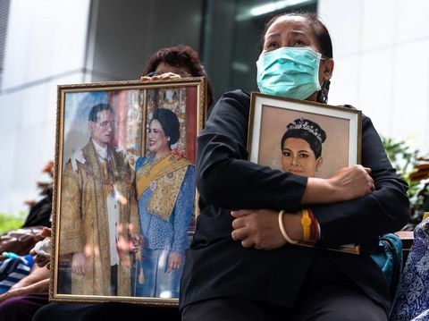 warga-thailand-memeluk-foto-mendiang-ibu-suri-sirikit-saat-memberikan-penghormatan-terakhir-di-depan-rumah-sakit-chulalongkorn-1761379821561_43 Sosok Ratu Thailand, Yang Tutup Usia di 93 Tahun