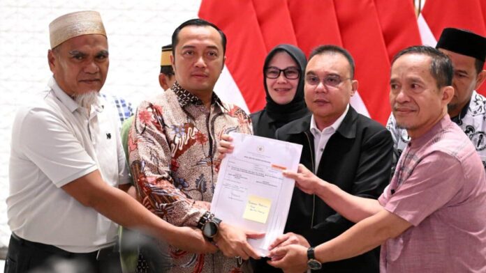 Prabowo Pulihkan Nama Baik Dua Guru Luwu Utara