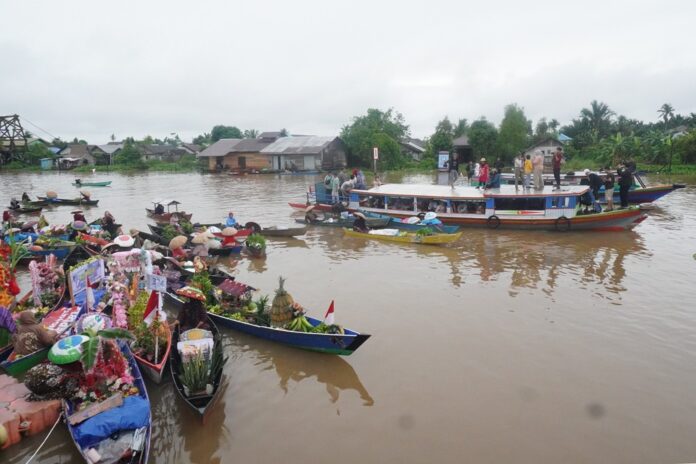 perahu tradisional Pasar TErapung