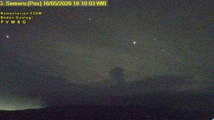 Gunung Semeru erupsi