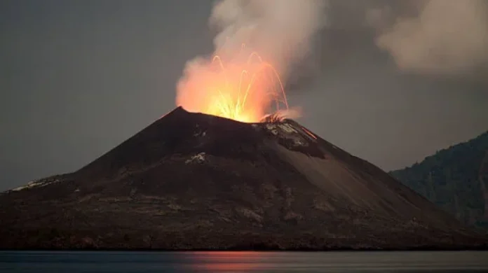 5 Wartawan Hilang Kontak Saat Liput Erupsi Anak Krakatau